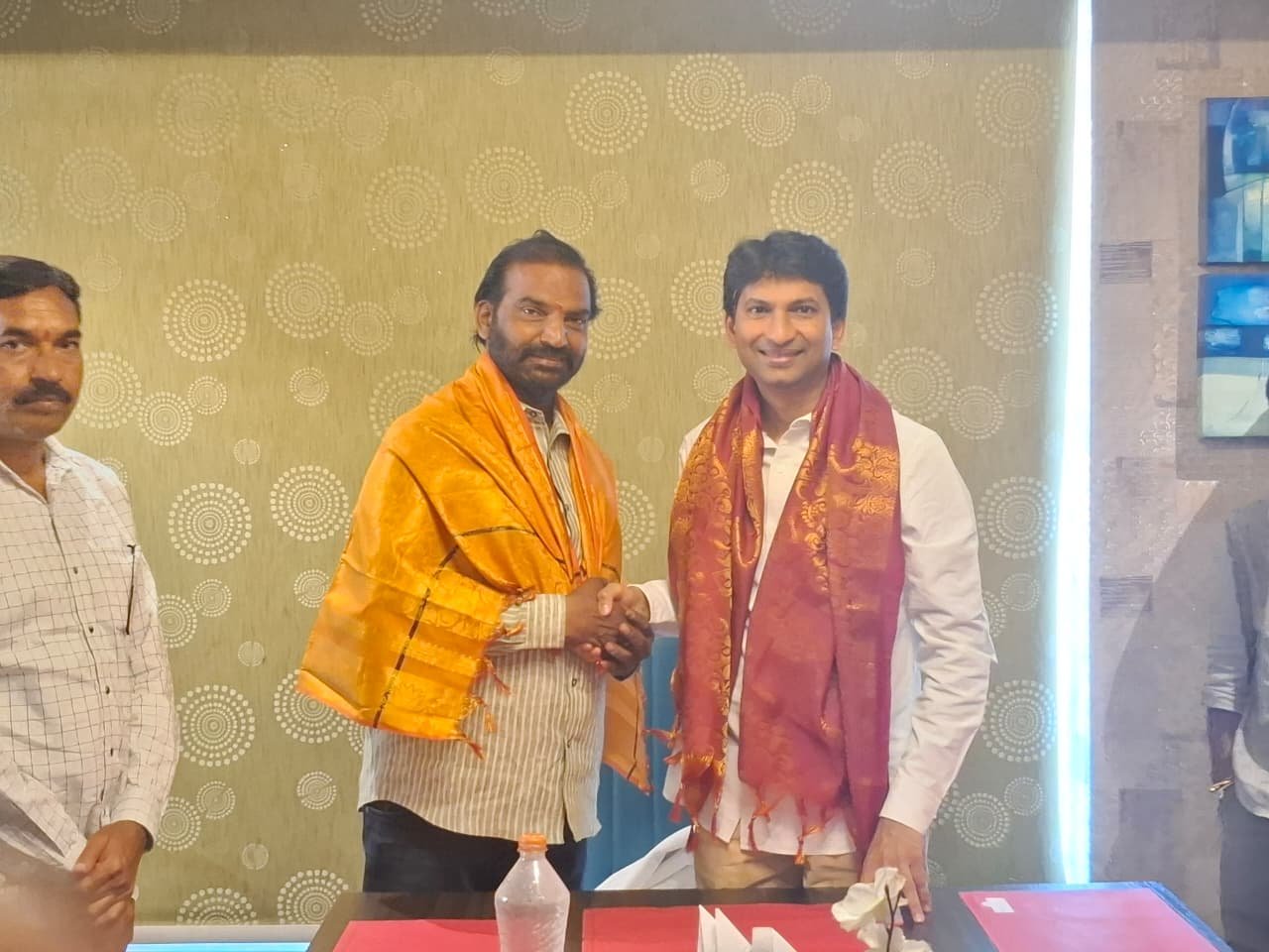 రాజన్న ఆలయం వద్ద 150 మంది అన్నార్తులకు భక్తులకు అన్నదానంతో పాటు స్వీట్ల పంపిణీ  మై వేములవాడ చారిటబుల్ ట్రస్ట్